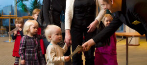 Kuopion kaupunginorkesterin kummilapsi esittää pääsylippuansa kummilapsikonserttiin saapuessaan.