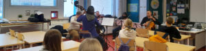 Pirtin koulun oppilaat kuuntelevat, kun kaupunginorkesterin muusikot soittavat.